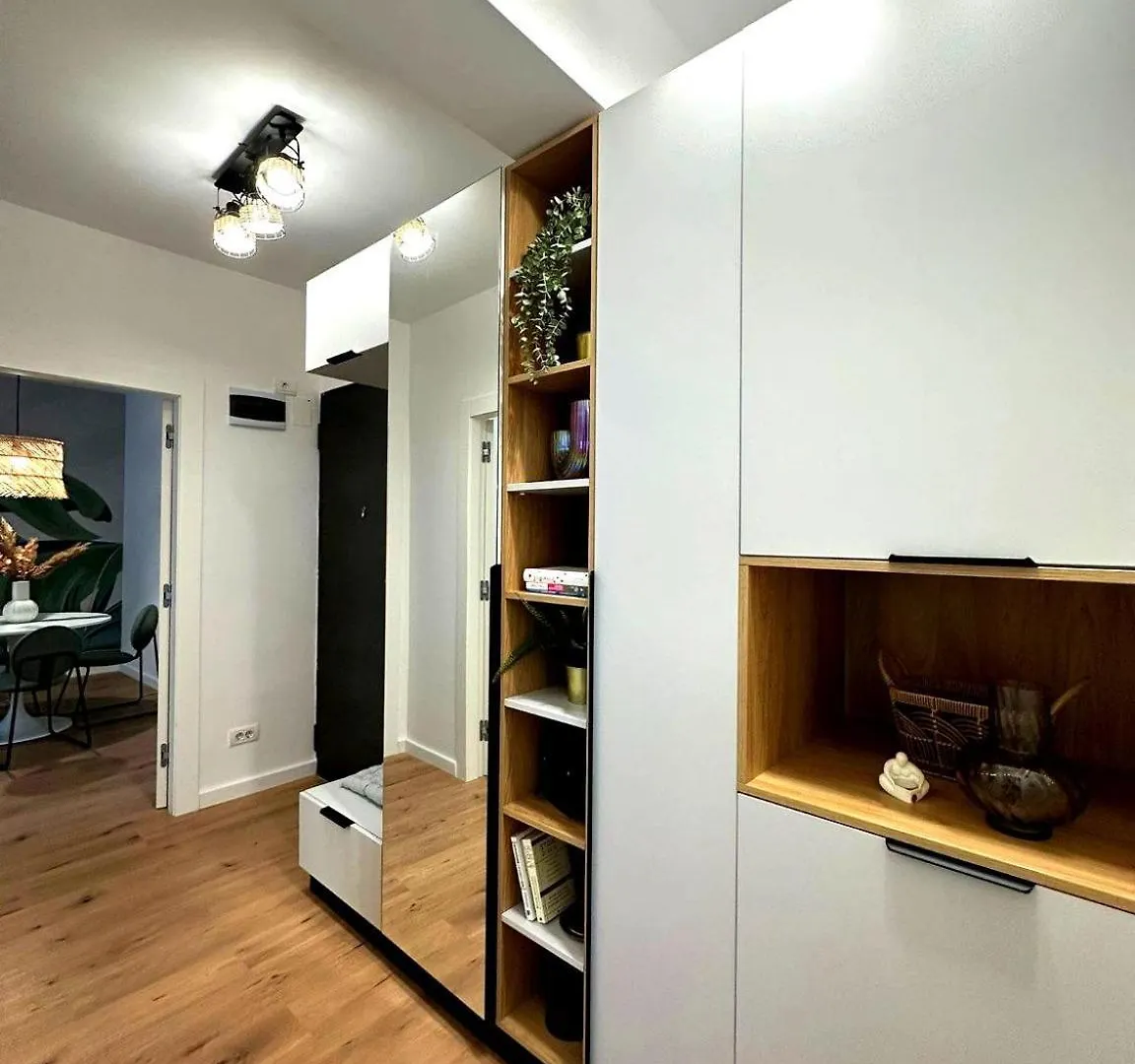 2 Camere Exigent Plaza Bucureşti 0*,  România